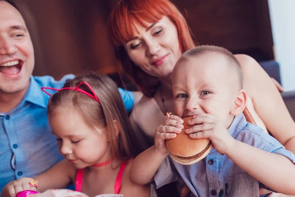 Mutlu aile Fast food restoranında yemek