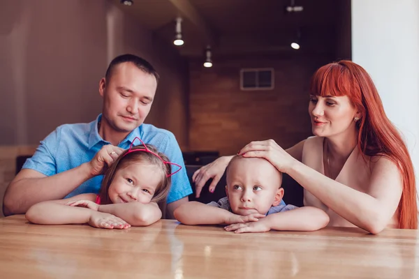 Lycklig familj väntar på beslutet i en restaurang — Stockfoto