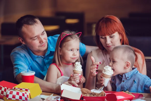 Lycklig familj äta glass i restaurang — Stockfoto