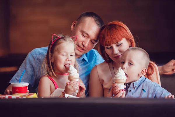 Bonne famille manger de la crème glacée au restaurant — Photo