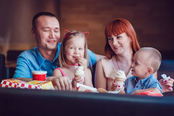 Lycklig familj äta glass i restaurang — Stockfoto