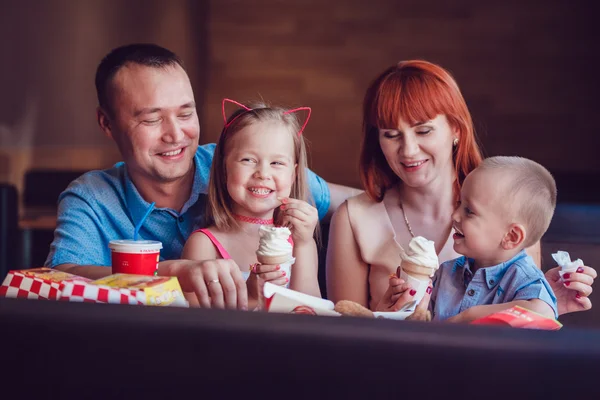 Lycklig familj äta glass i restaurang — Stockfoto