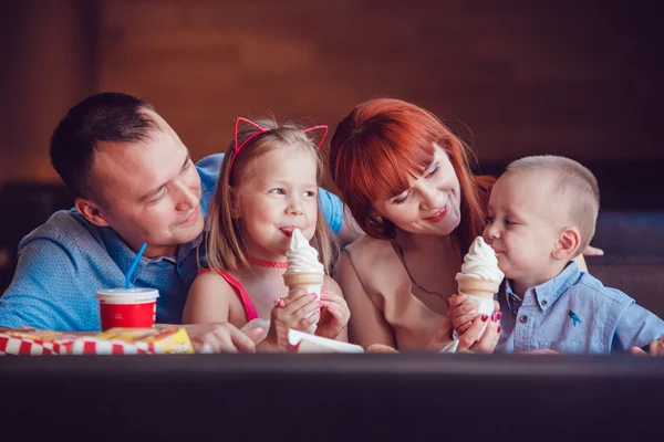 Lycklig familj äta glass i restaurang — Stockfoto