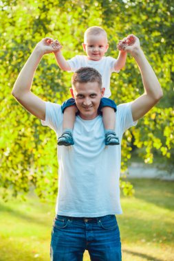 Baba oğlu omuzlarında Park holding