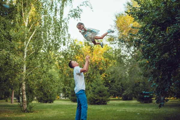 Père vomit sa fille dans un parc — Photo