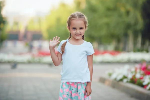 Niña sonriente se para en el parque —  Fotos de Stock