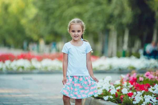 Niña sonriente se para en el parque —  Fotos de Stock