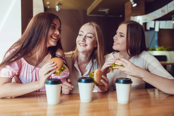 패스트 푸드 레스토랑에서 먹는 세 명랑 소녀 — 스톡 사진