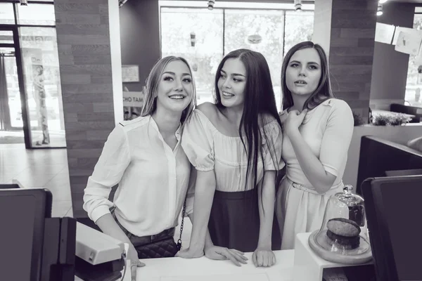 Троє молодих дівчат роблять замовлення в ресторані швидкого харчування — стокове фото