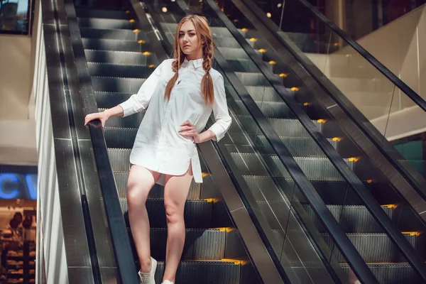 Girl coming down the escalator at the mall — Stock Photo, Image