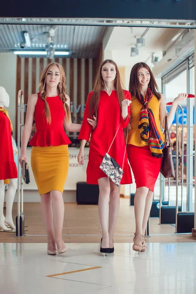 Three beautiful girls out of the clothing store — Stock Photo, Image