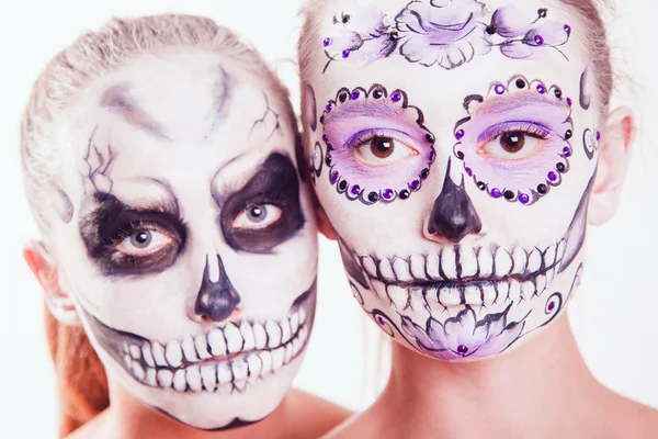 Dos chicas con el arte de la cara de Halloween sobre fondo blanco — Foto de Stock