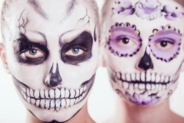 Två flickor med Halloween ansikte konst på vit bakgrund — Stockfoto