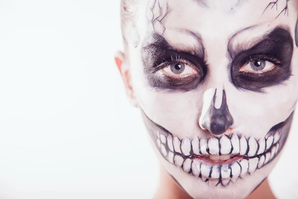 Ragazza con Halloween faccia arte su sfondo bianco — Foto Stock