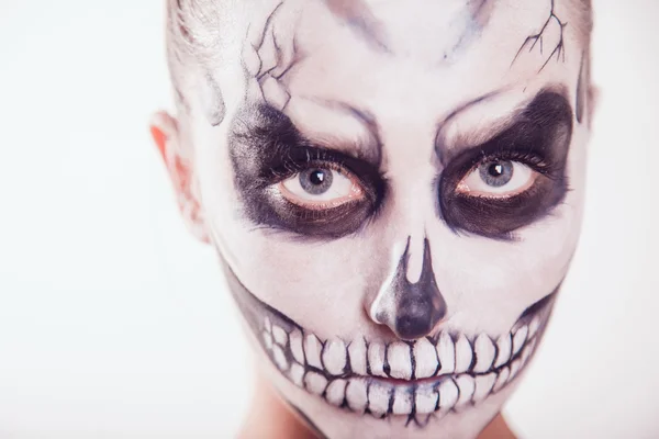 Девушка с хэллоуинским лицом на белом фоне — стоковое фото