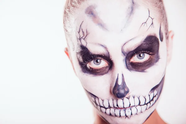Chica con Halloween arte de la cara sobre fondo blanco —  Fotos de Stock