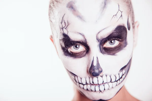 Flicka med Halloween ansikte konst på vit bakgrund — Stockfoto