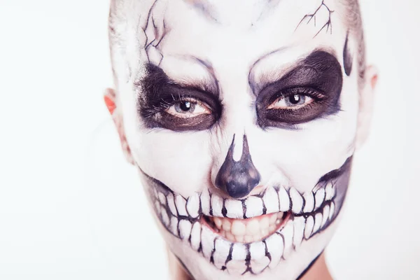 Meisje met Halloween gezicht kunst op witte achtergrond — Stockfoto