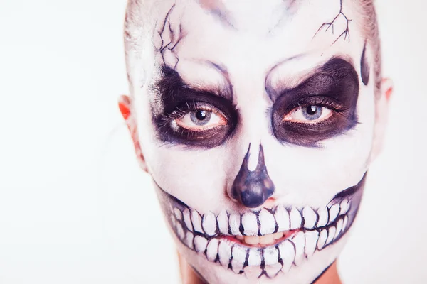 Ragazza con Halloween faccia arte su sfondo bianco — Foto Stock