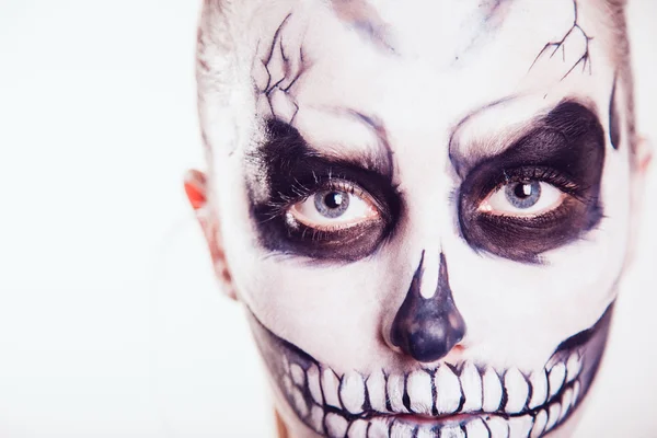 Ragazza con Halloween faccia arte su sfondo bianco — Foto Stock