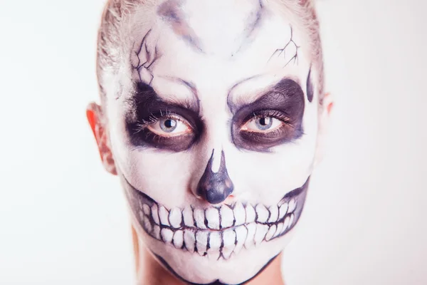 Девушка с хэллоуинским лицом на белом фоне — стоковое фото