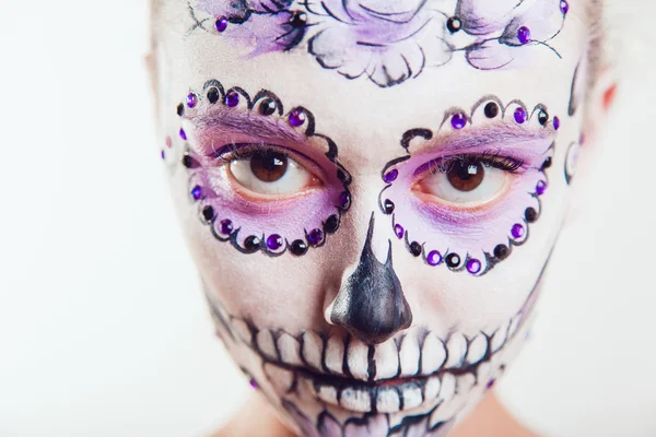 Chica con Halloween arte de la cara sobre fondo blanco — Foto de Stock