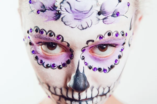 Chica con Halloween arte de la cara sobre fondo blanco — Foto de Stock