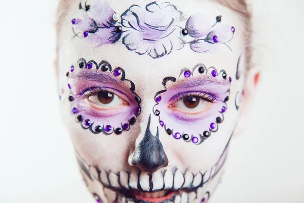 Ragazza con Halloween faccia arte su sfondo bianco — Foto Stock