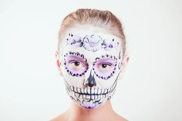 Chica con Halloween arte de la cara sobre fondo blanco — Foto de Stock