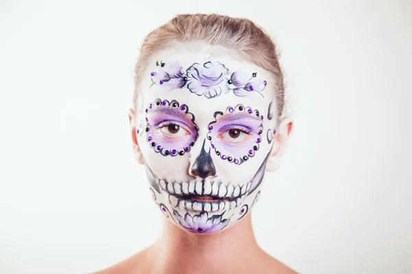 Chica con Halloween arte de la cara sobre fondo blanco — Foto de Stock