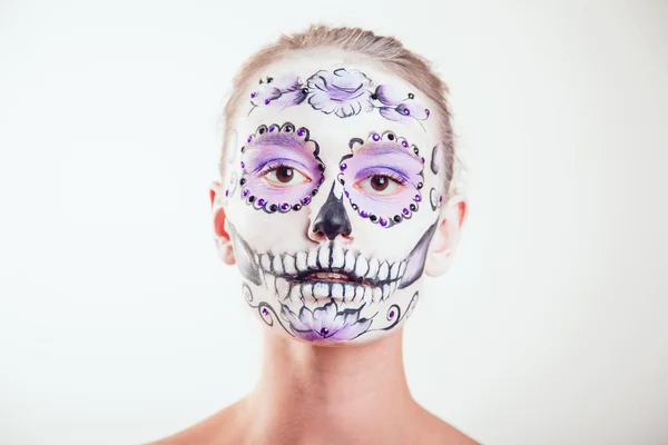 Chica con Halloween arte de la cara sobre fondo blanco — Foto de Stock