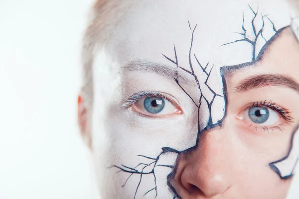 Chica con Halloween arte de la cara sobre fondo blanco — Foto de Stock