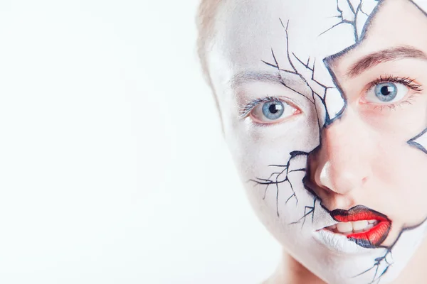 Chica con Halloween arte de la cara sobre fondo blanco — Foto de Stock