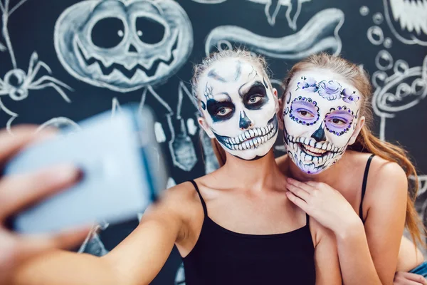 Dwie dziewczyny na Halloween, grymas i zrobić selfie — Zdjęcie stockowe