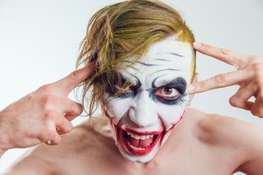 Cadılar Bayramı yüz sanat beyaz arka plan üzerinde olan adam