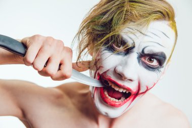 Cadılar Bayramı yüz sanat beyaz arka plan üzerinde elinde bir bıçak ile olan adam