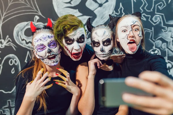 Fintor, három lány és egy srác Halloween folyik, hogy selfie — Stock Fotó
