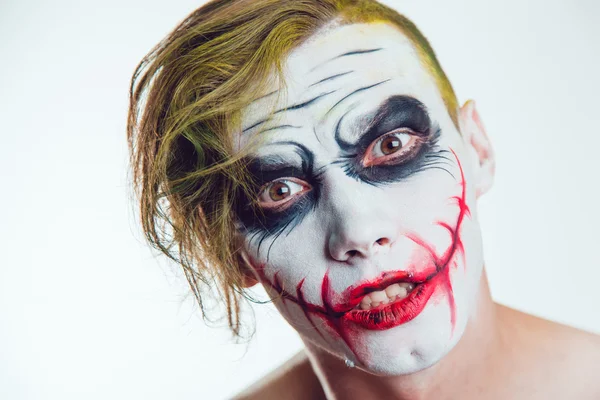 Mann mit Halloween-Gesichtskunst auf weißem Hintergrund — Stockfoto