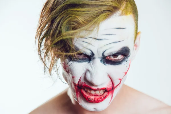 Uomo con volto Halloween arte su sfondo bianco — Foto Stock