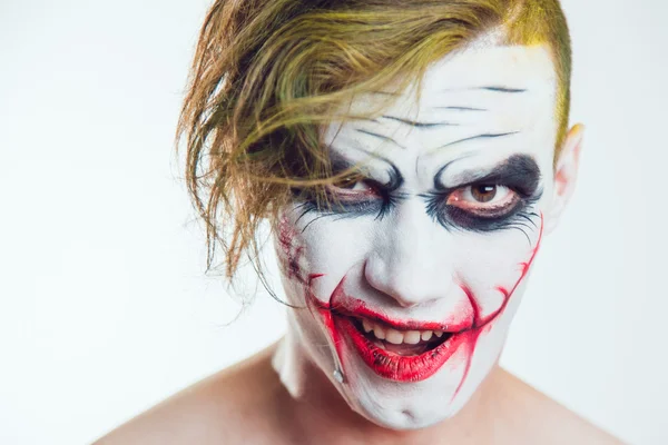 Uomo con volto Halloween arte su sfondo bianco — Foto Stock