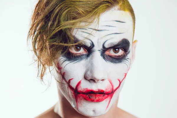 Uomo con volto Halloween arte su sfondo bianco — Foto Stock