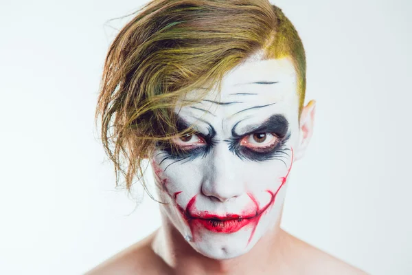 Uomo con volto Halloween arte su sfondo bianco — Foto Stock