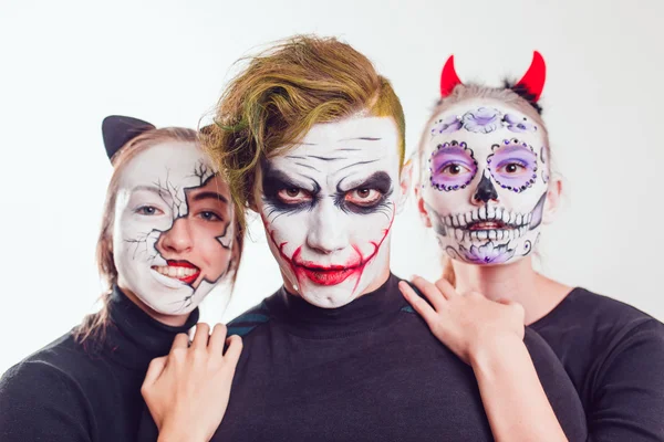 A két lány és egy srác Halloween arc art fehér háttér — Stock Fotó