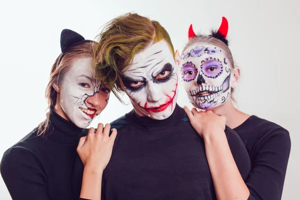 A két lány és egy srác Halloween arc art fehér háttér — Stock Fotó