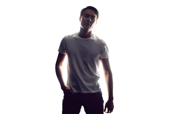 Attraktiv asiatisk man i vit t-shirt isolerad på vit bakgrund. — Stockfoto