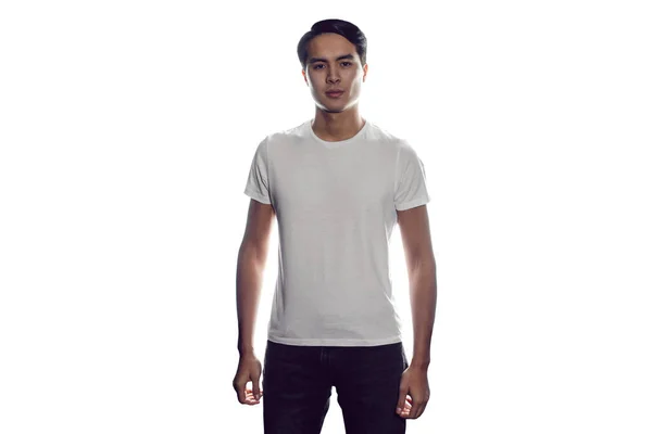 Atractivo asiático hombre en blanco camiseta aislado en blanco fondo. —  Fotos de Stock