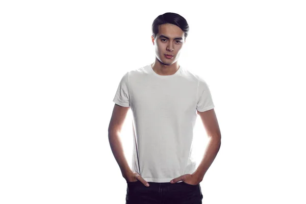 Attraktiv asiatisk man i vit t-shirt isolerad på vit bakgrund. — Stockfoto