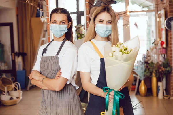 Florist Girls Medical Masks Bouquet Hands Stand Flower Shop — Stock Photo, Image