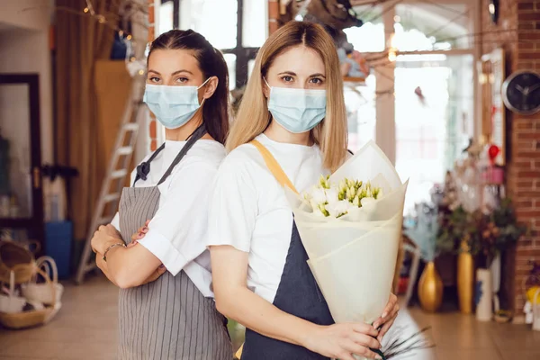 Florist Girls Medical Masks Bouquet Hands Stand Flower Shop — Stock Photo, Image