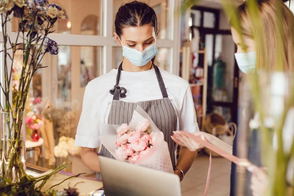 Flower Shop Workers Protective Masks Decorate Bouquet — Stock Photo, Image